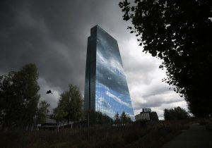 رویارویی اروپا با بیت‌کوین؛ از مقاومت بانک مرکزی تا پیش‌گامی چک