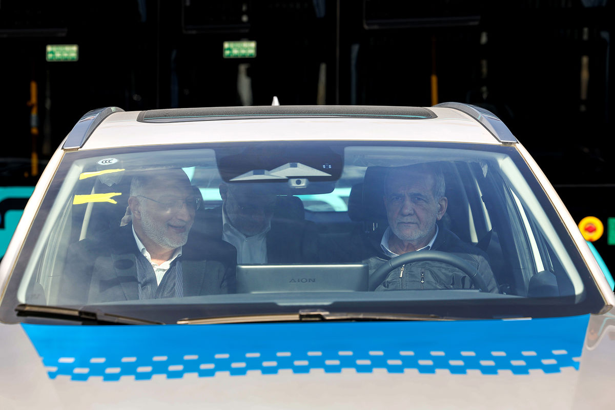 پزشکیان پشت فرمان تاکسی برقی نشست+فیلم