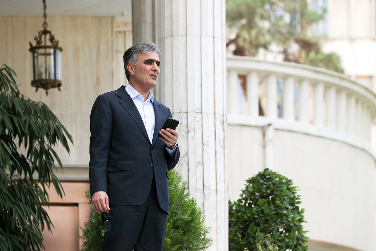 فرزین: افزایش ۳۰ درصدی ارز ۲۸.۵۰۰ تومانی منتفی شد