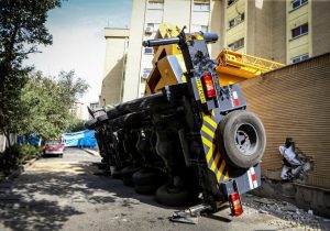 دو حادثه نفس‌گیر در پایتخت؛ نجات معجزه‌آسا و واژگونی جرثقیل