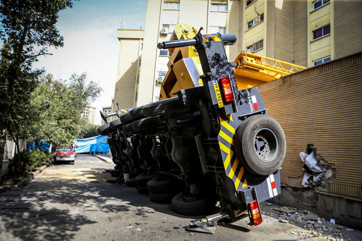 دو حادثه نفس‌گیر در پایتخت؛ نجات معجزه‌آسا و واژگونی جرثقیل
