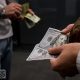 قیمت دلار رسمی اعلام شد؛ کاهش جزئی قیمتها در بازار ارز تجاری