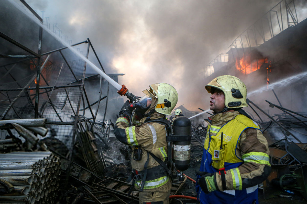 آتش‌سوزی در مجتمع تجاری دودلفین قشم مهار شد