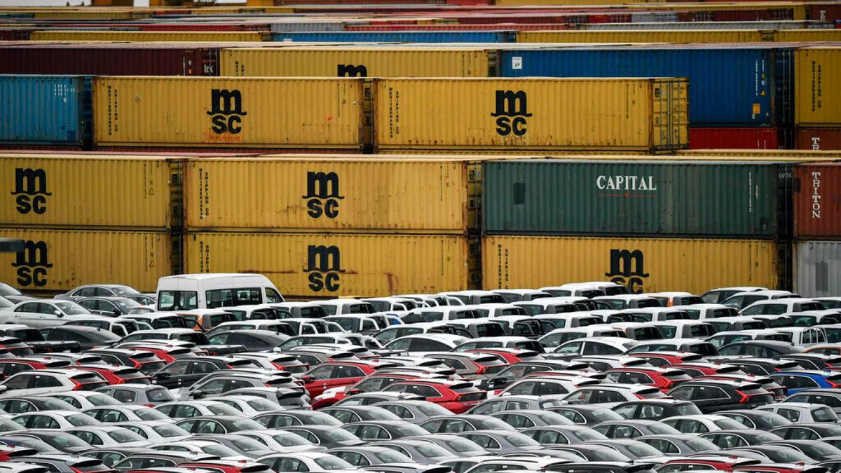 وزارت صمت خودروهای وارداتی را حبس کرده است